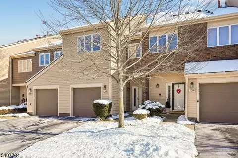 122 Hempstead Ct, Madison, NJ 07940
