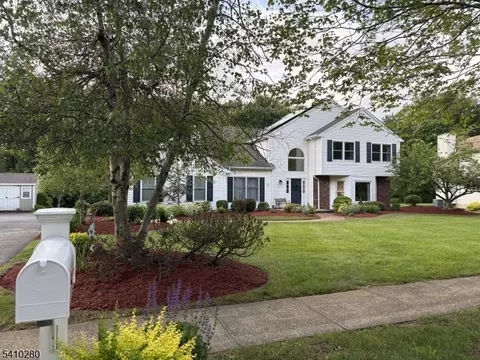 15 Melissa Ln, Roxbury Twp, NJ 07876
