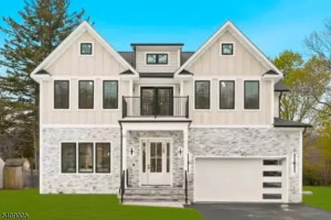 11 Hawthorne Dr, Livingston, NJ 07039