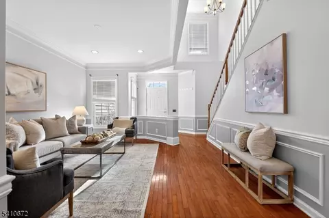 4 Generals Ln, Totowa, NJ 07512