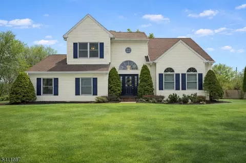 8 Kelly Dr, Roxbury Twp, NJ 07876