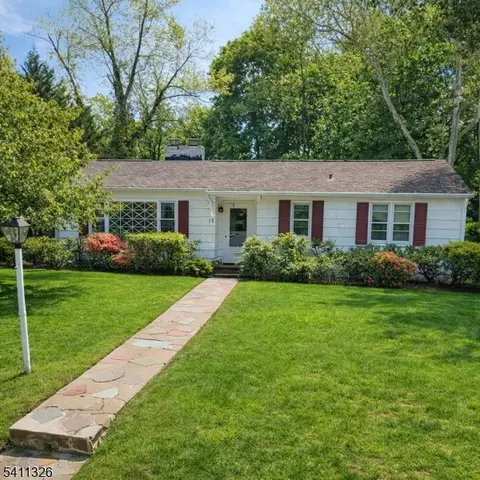 18 White Birch Ter, Caldwell, NJ 07006