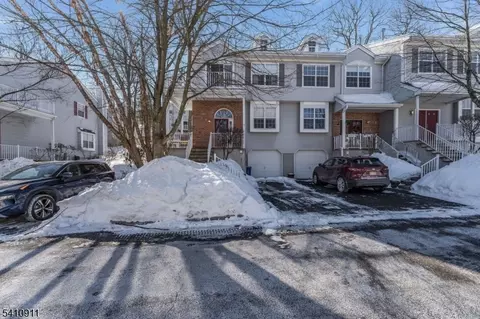 13 Spruce Ter, Mount Arlington, NJ 07856
