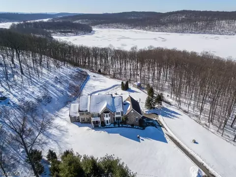 9 Andrew Ln, Kinnelon, NJ 07405