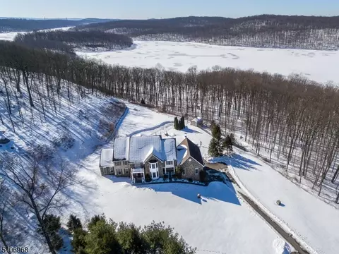 9 Andrew Ln, Kinnelon, NJ 07405