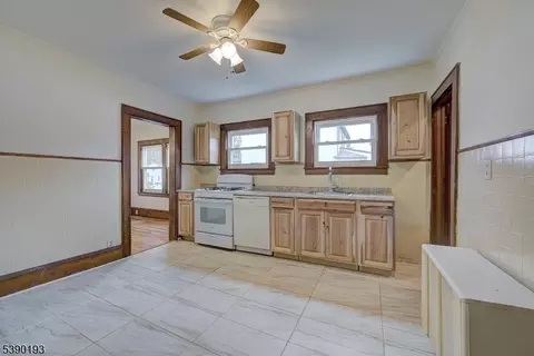 Entry Way - 24 Brook St, Springfield, NJ 07081 photo 4 of 7