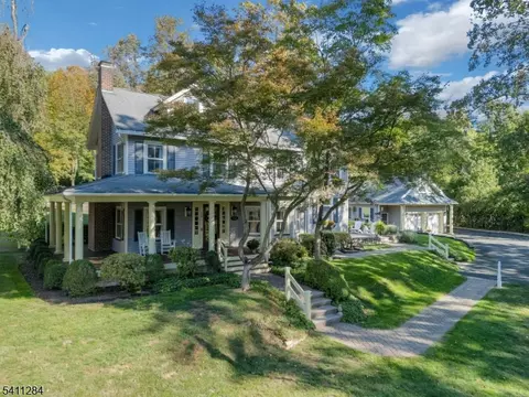 29 Evergreen Ln, Watchung, NJ 07069