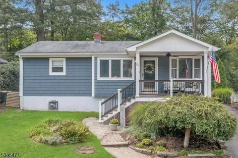 22 Bannehr St, Oakland, NJ 07436