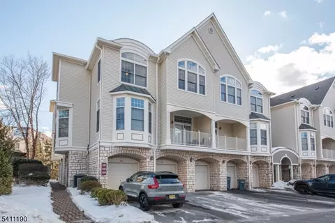 301 Kensington Ln, Livingston, NJ 07039