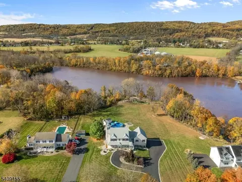 10 Cliffside Dr, Stewartsville, NJ 08886