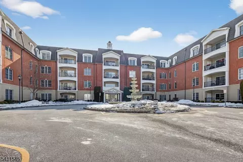 315 Regency Pl, Woodbridge, NJ 07095