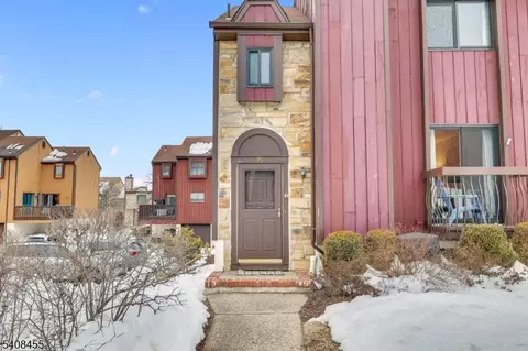 95 Wimbledon Sq, Hackettstown, NJ 07840