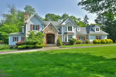 25 Stonybrook Dr, Caldwell, NJ 07006