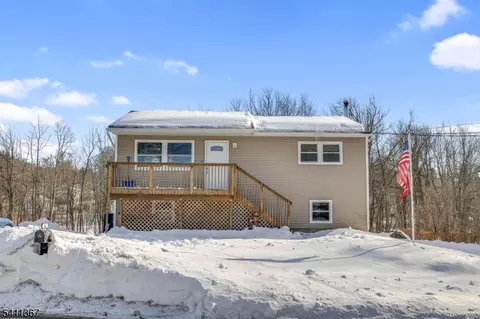142 Barry Dr N, Highland Lakes, NJ 07422