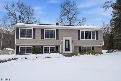 521 Cokesbury Rd, Annandale, NJ 08801