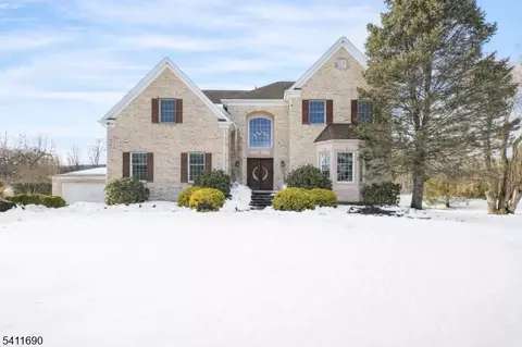 4 Buck Run Ct, Towaco, NJ 07082