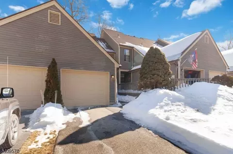 16 Quincy Ln, West Milford, NJ 07480
