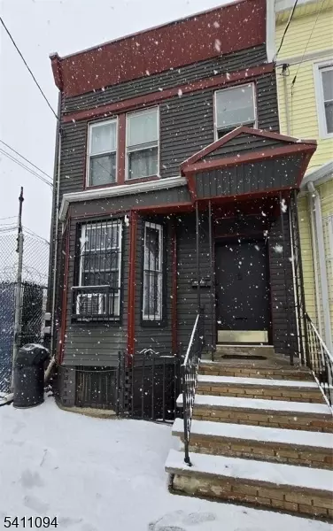 32 Emmet St, Newark, NJ 07114