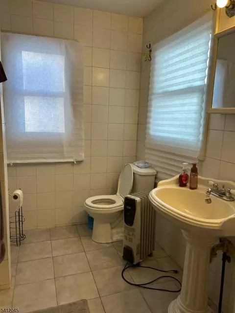 Bath - 73 Featherbed Ln, Flemington, NJ 08822 photo 1 of 2