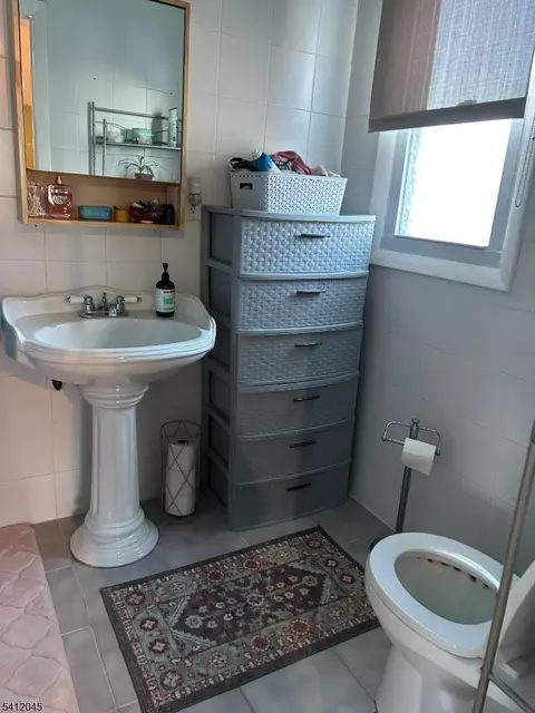 Bath - 73 Featherbed Ln, Flemington, NJ 08822 photo 2 of 2