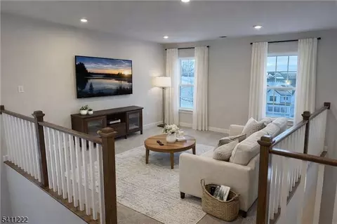 16 Glacier Way, Pittstown, NJ 08867
