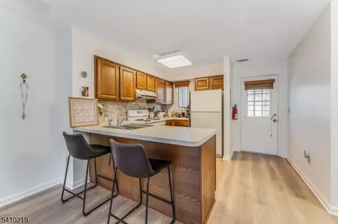 7 Westchester Ter, Annandale, NJ 08801