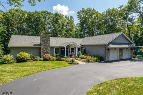 24 Lakeview Dr, Kinnelon, NJ 07405