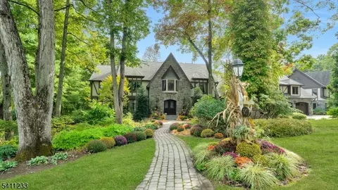 307 Freemans Ln, Franklin Lakes, NJ 07417