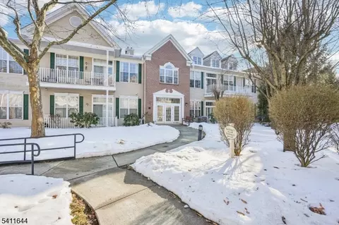 516 Four Seasons Dr, Wayne, NJ 07470