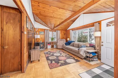 10 Lake Shore Rd, Hardyston Twp, NJ 07460