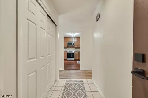 127 Oakmont Ct, Edison, NJ 08820