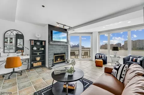 600 Harbor Blvd 926 #926, Weehawken Twp, NJ 07086