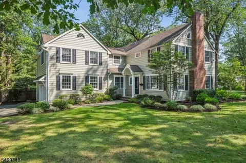 61 Oakwood Dr, New Providence, NJ 07974