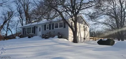 20 Hughes Ln, Belvidere, NJ 07823