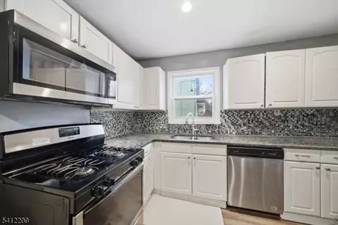 94 S 21st Ave, Manville, NJ 08835