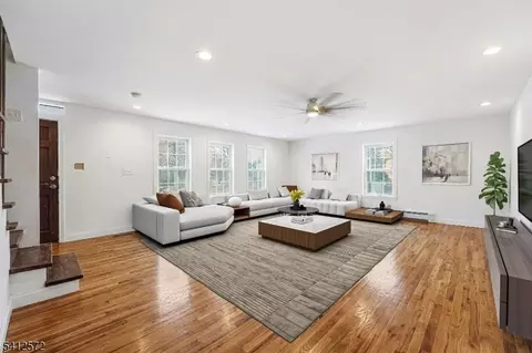 17 High St, Andover, NJ 07821