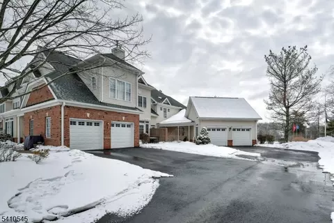 4 Loft Dr, Martinsville, NJ 08836