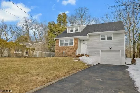 8 Iroquois Ave, Oakland, NJ 07436