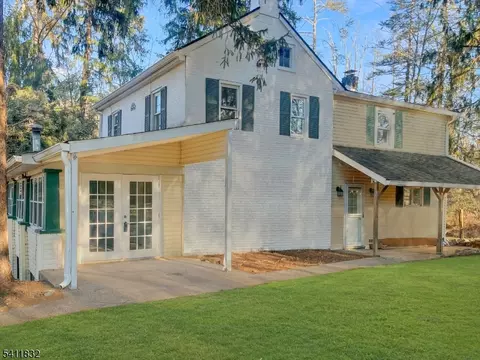 464 Buckhorn Dr, Belvidere, NJ 07823