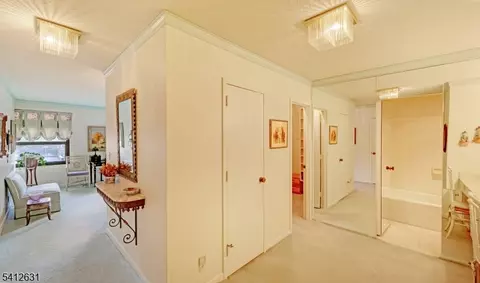 2 Claridge Dr 2hw, Verona, NJ 07044