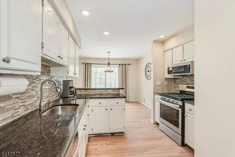 1 Weatherhill Rd, Hamburg, NJ 07419