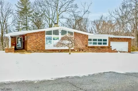 31 Deer Trail Lake Rd, Stockholm, NJ 07460