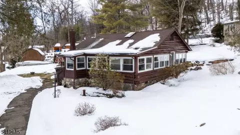 15 Cliff Rd, West Milford, NJ 07480
