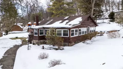 15 Cliff Rd, West Milford, NJ 07480