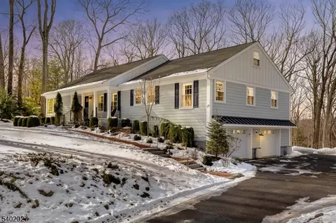 26 Robin Glen Rd, Watchung, NJ 07069