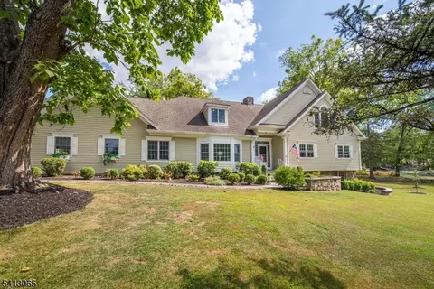 28 Lafayette Ln, Basking Ridge, NJ 07920