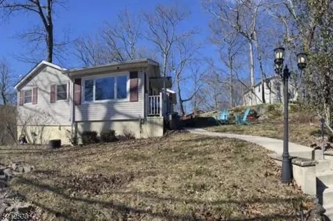 136 Dupont Ave, Hopatcong, NJ 07843