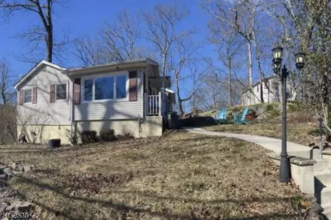136 Dupont Ave, Hopatcong, NJ 07843