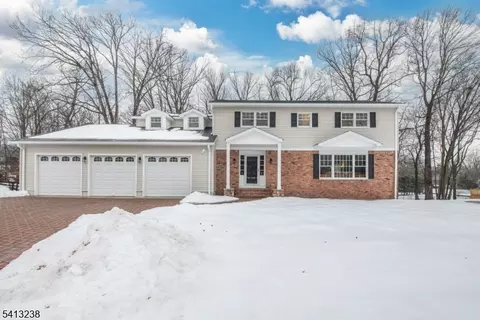 5 Pin Oak Rd, West Caldwell, NJ 07006