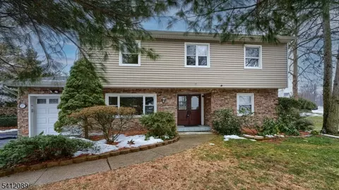 17 Clifford Dr, Wayne, NJ 07470